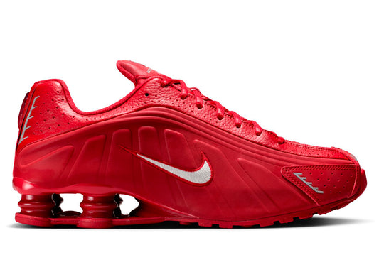 Nike Shox R4 in Gym Red