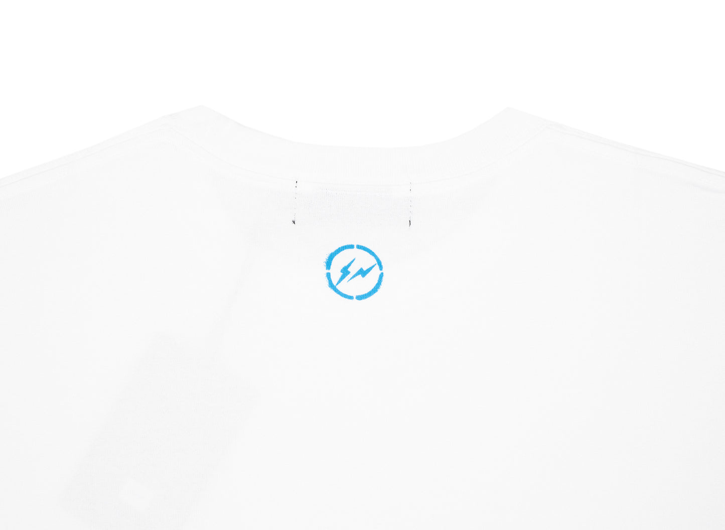 Medicom Toy Be@rtee x fragmentdesign 2020 Camiseta con logotipo de spray en blanco