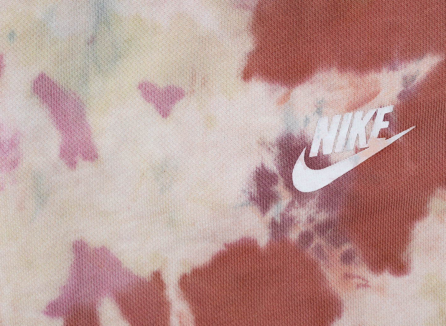 Nike Sportswear Shorts FT Dye in Dark Beetroot / Vintage Green / White