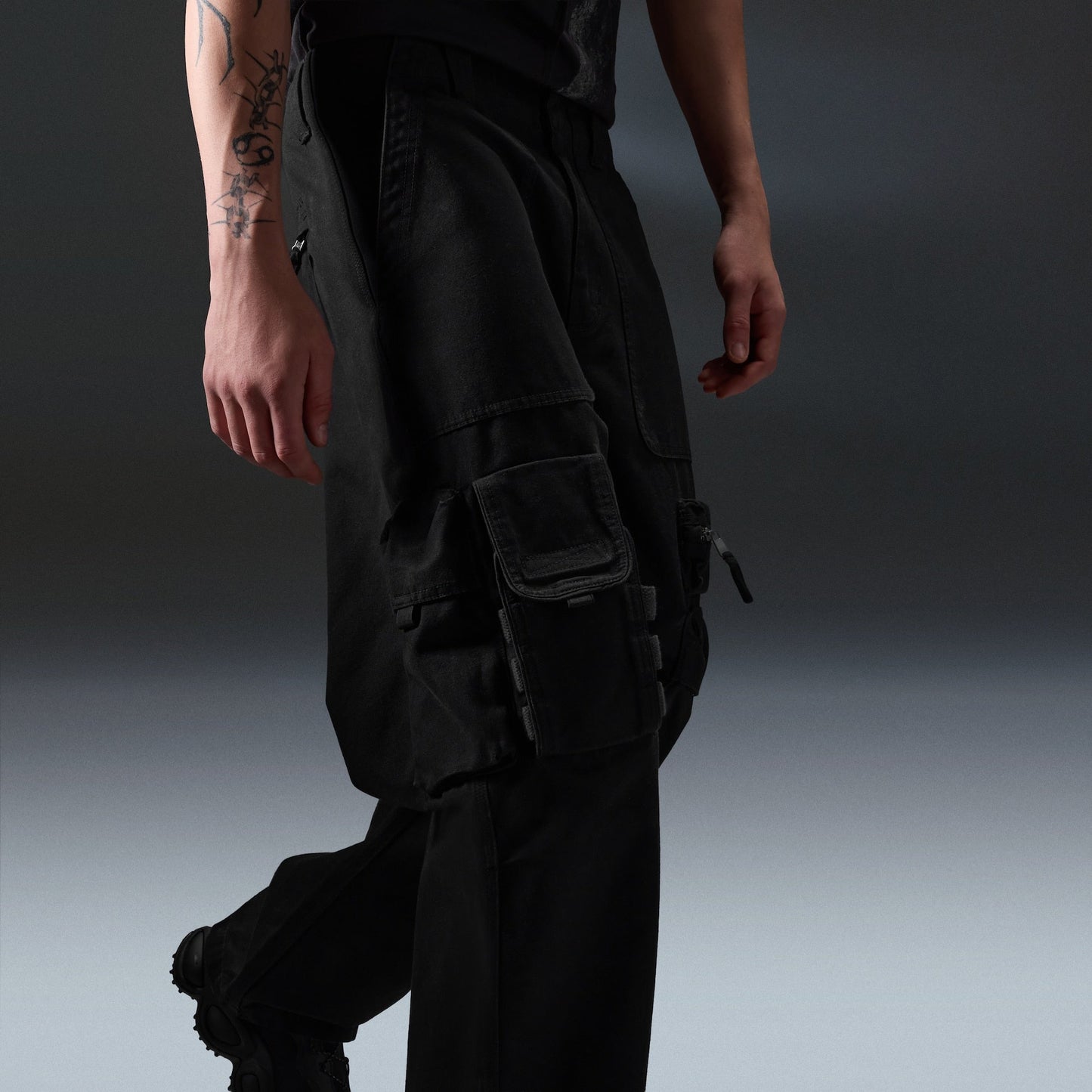Oakley Reserve Strato Cargo Pant in Pitch Black product view 4