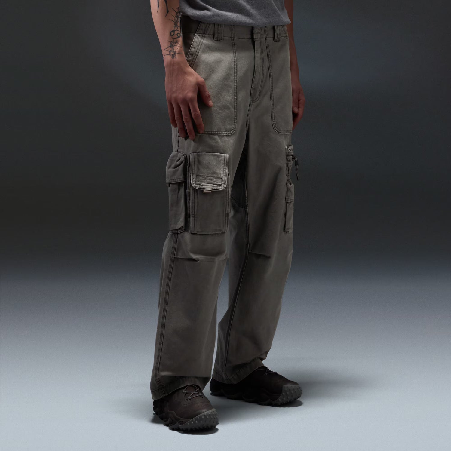 Oakley Reserve Strato Cargo Pant Granite Gray model detail