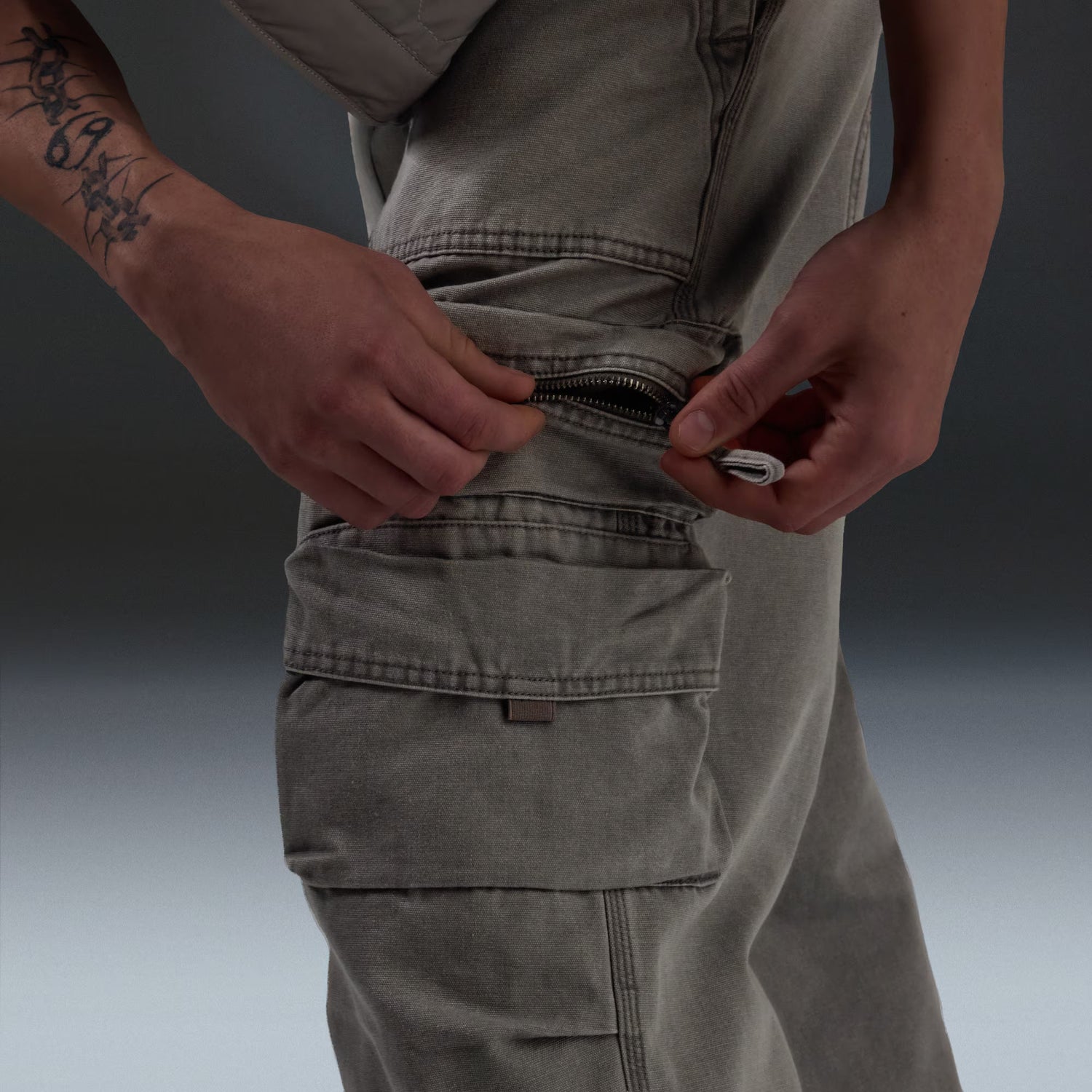 Oakley Reserve Strato Cargo Pant Granite Gray pocket detail