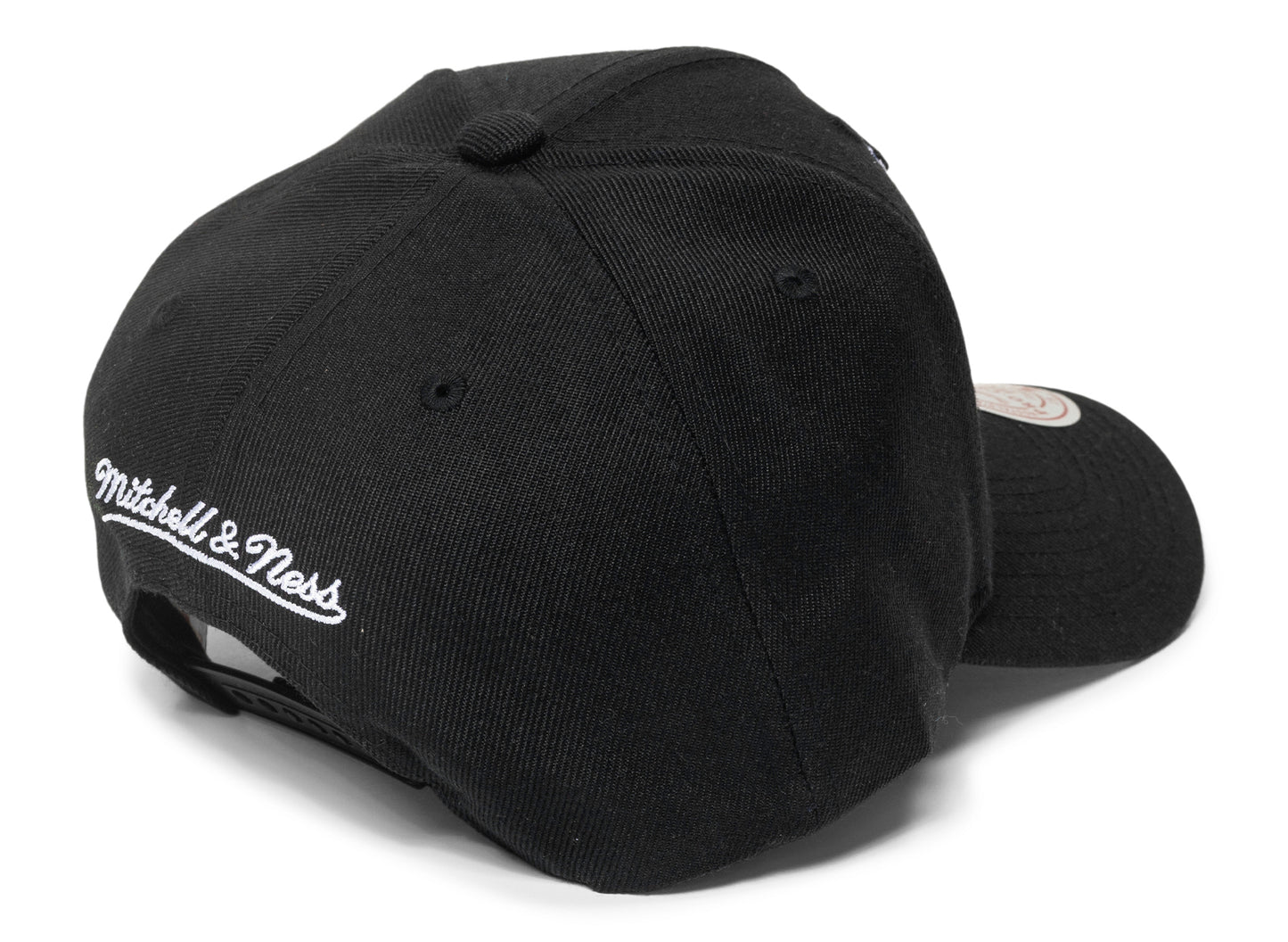Mitchell & Ness NCAA Kentucky Wildcats Blackout Cat Head Pro Crown Snapback Hat - view 2