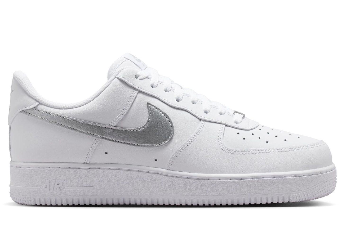 Nike Air Force 1 '07 in White / Metallic Silver