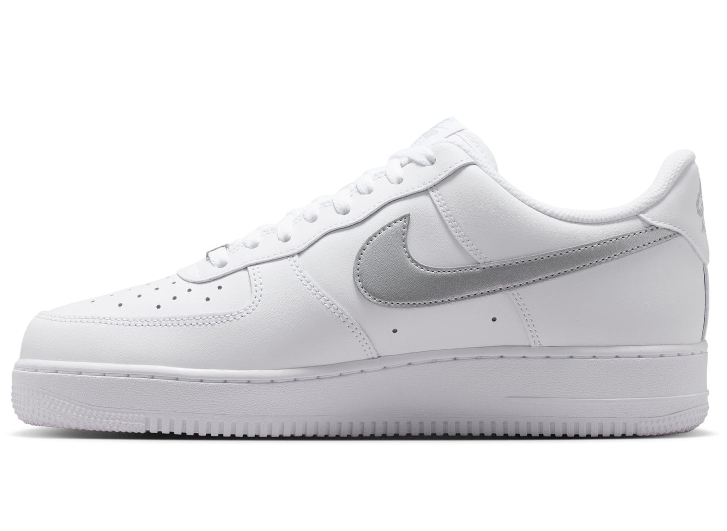 Nike Air Force 1 '07 in White / Metallic Silver