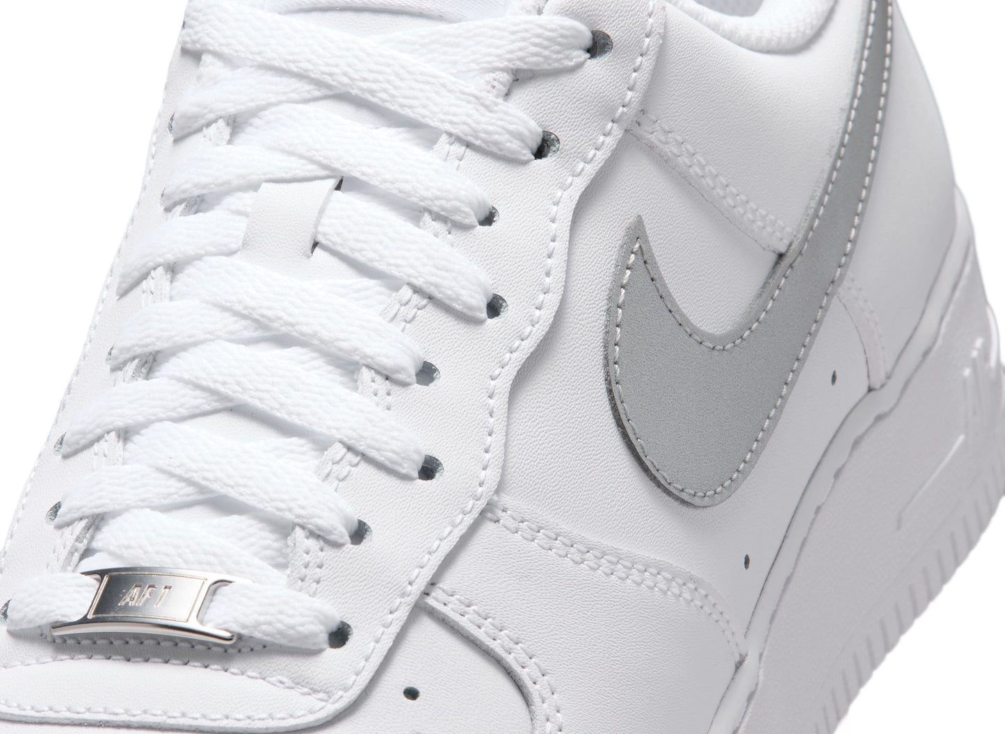 Nike Air Force 1 '07 in White / Metallic Silver