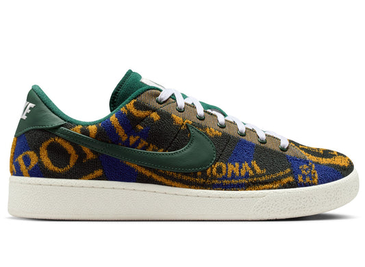Nike Tennis Classic Premium Terry in Fir / White