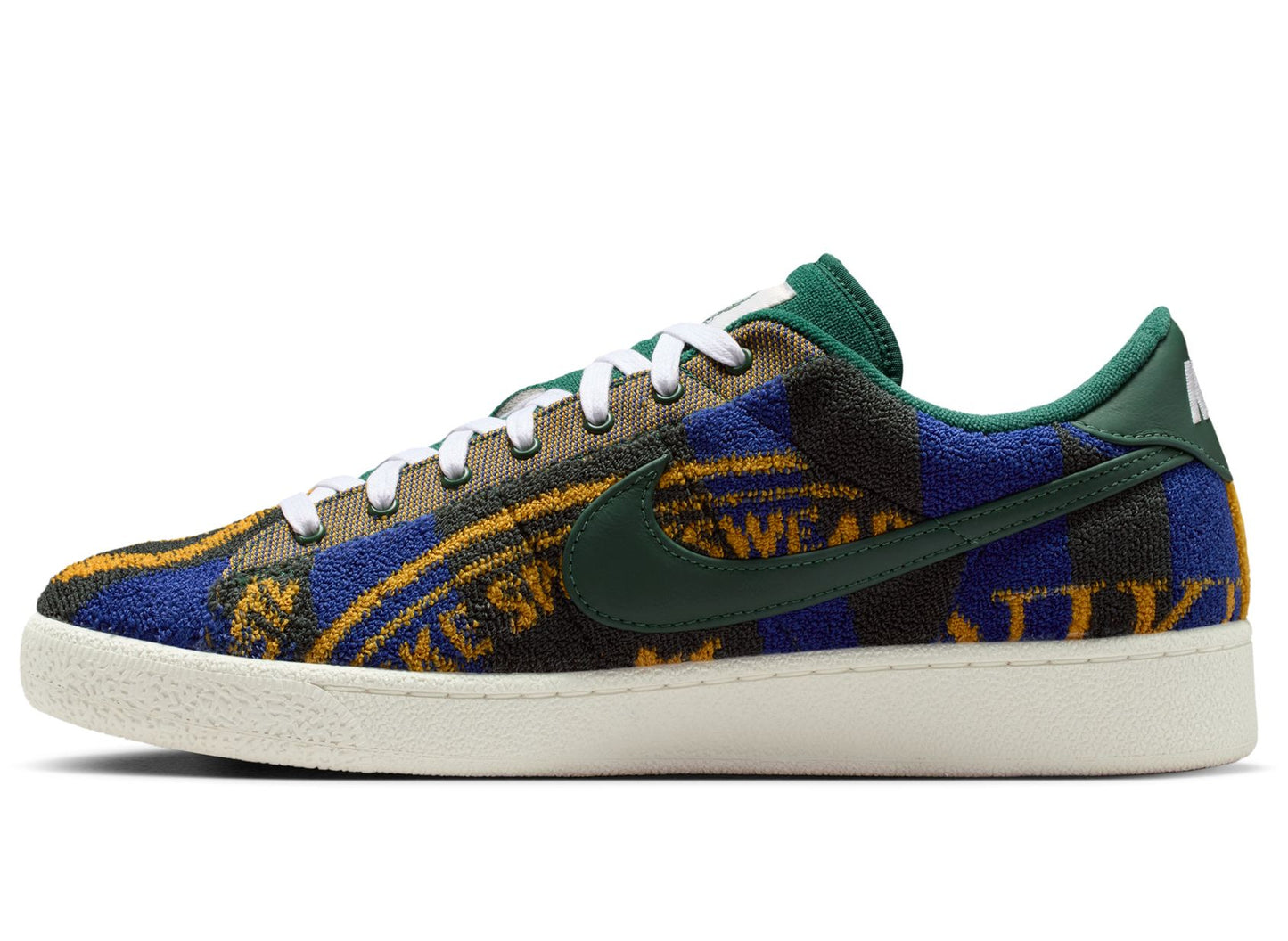 Nike Tennis Classic Premium Terry in Fir / White