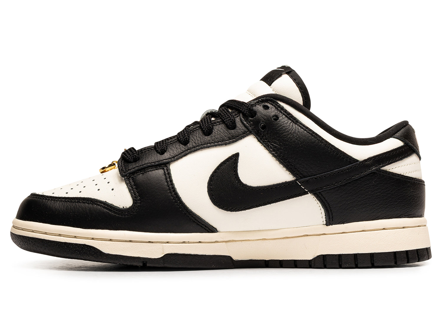 Women's Nike Dunk Low SE - view 3