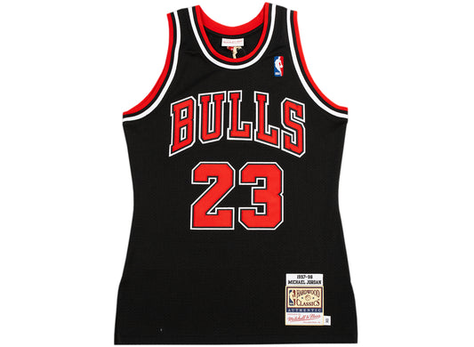 Mitchell & Ness Authentic Jersey Chicago Bulls Alternate 1997-98 Michael Jordan in Black / Red