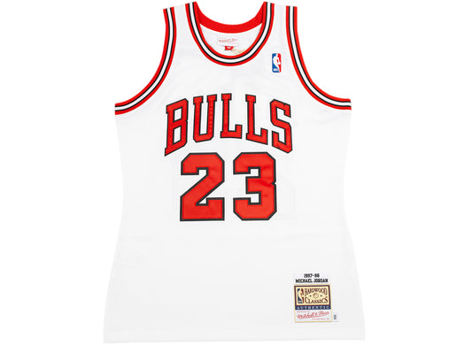Mitchell & Ness Authentic Jersey Chicago Bulls Home 1997-98 Michael Jordan in White / Red / Black