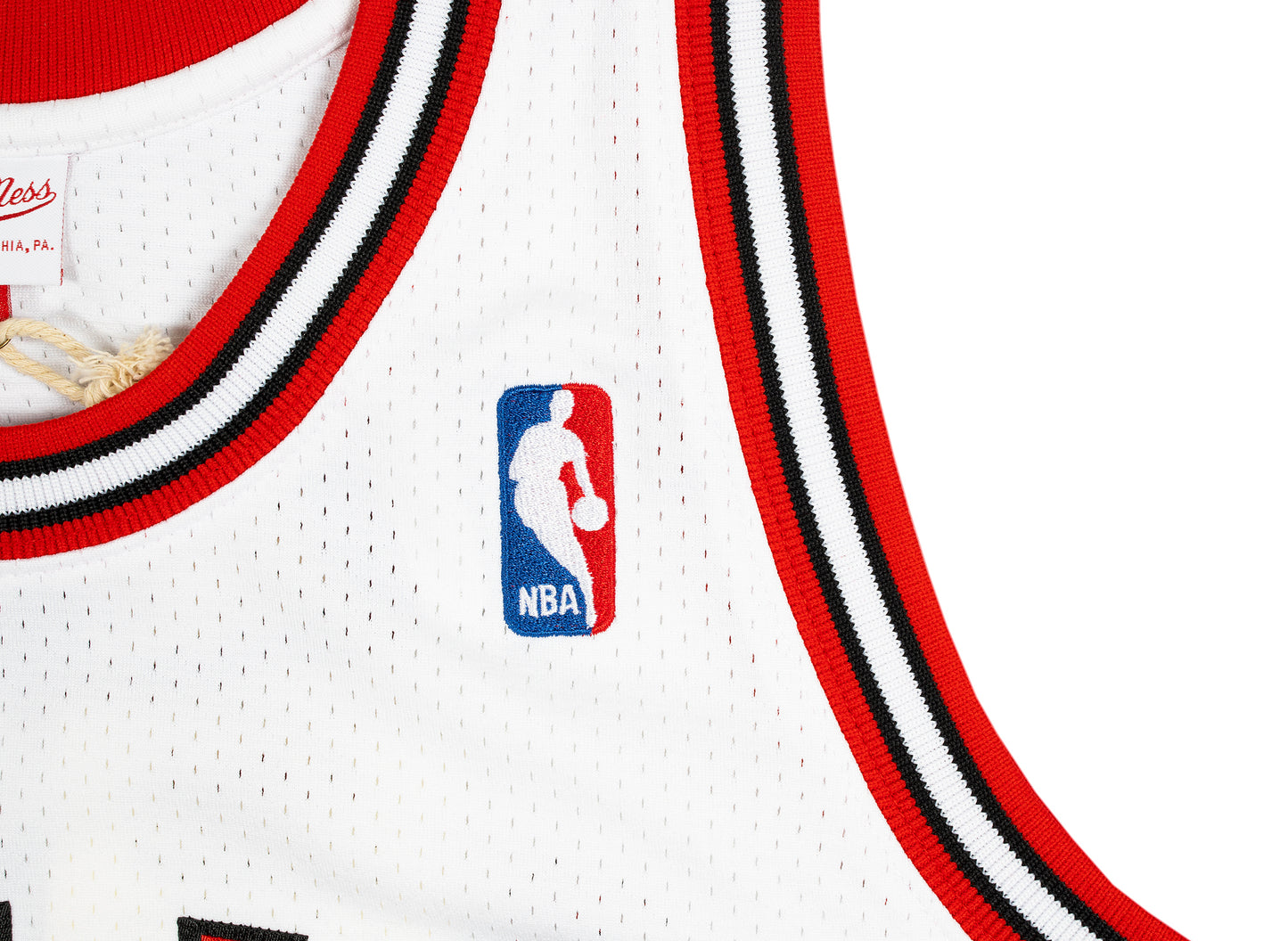 Mitchell & Ness Authentic Jersey Chicago Bulls Home 1997-98 Michael Jordan in White / Red / Black