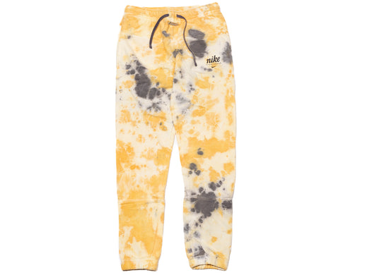 Nike Sportswear Club Fleece Pants in Cave Purple / Coconut Milk / Pollen