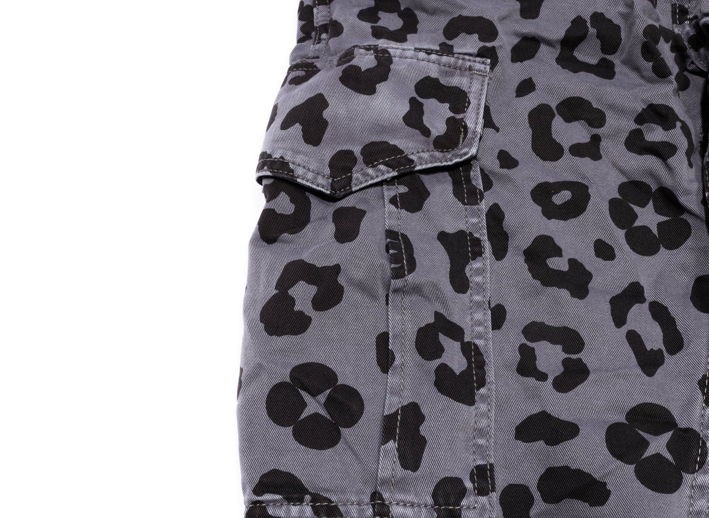 Purple Brand Cargohose mit schwarzem Monogramm-Leopardenmuster
