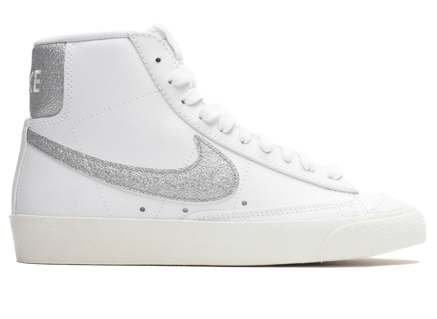 Women's Nike Blazer Mid '77 Essential in White / Metallic Silver / Sail / Summit White