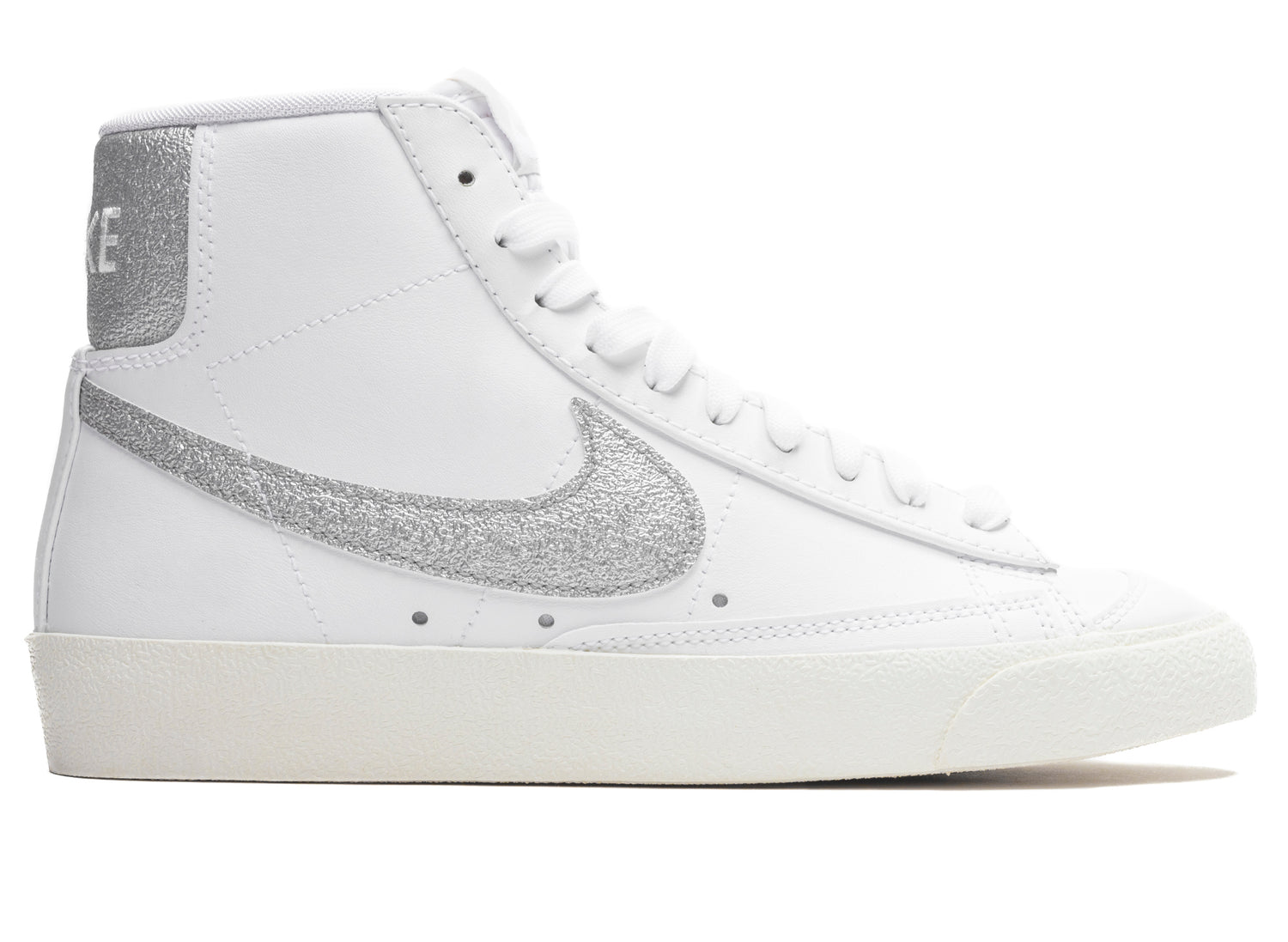 Women's Nike Blazer Mid '77 Essential in White / Metallic Silver / Sail / Summit White
